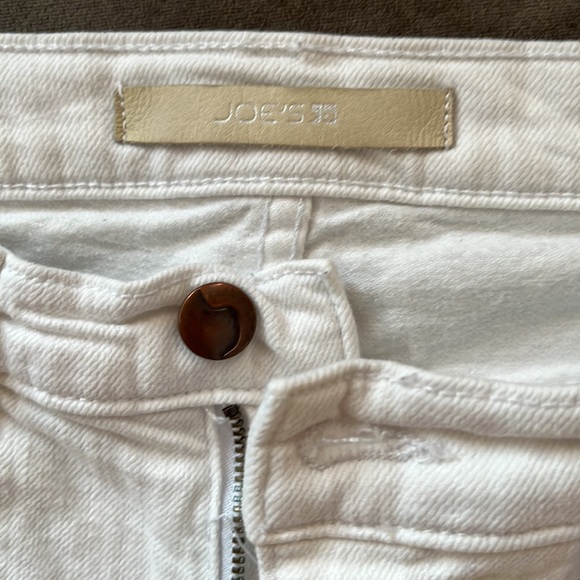 Joe’s white cotton Jean shorts 24 98.5% cotton 1.5% elastic - Picture 3 of 4